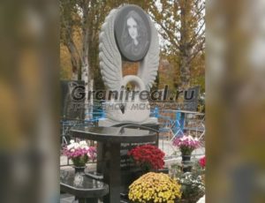 Памятники в виде лебедя