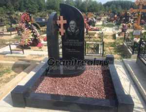 Отсыпка места захоронения гранитной крошкой