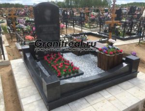 Отсыпка места захоронения гранитной крошкой