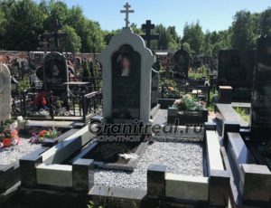 Отсыпка места захоронения гранитной крошкой