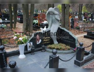 Памятники с голубями