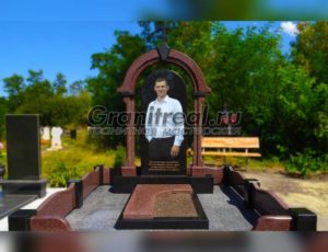 Памятники в виде арки