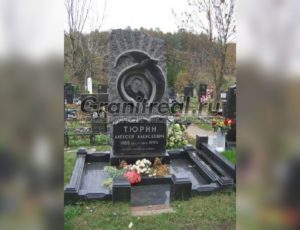 Памятники в виде лебедя