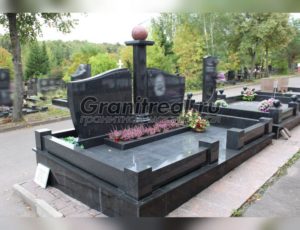 Памятники на три могилы