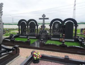 Памятники в виде арки