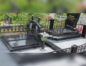 Памятники на три могилы