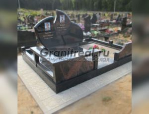 Памятники на три могилы