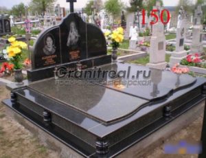 Памятники на три могилы