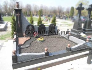 Памятники на три могилы