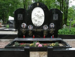 Памятники на три могилы