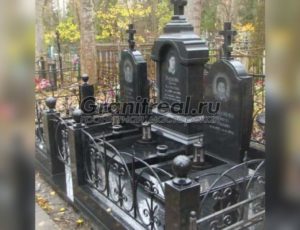 Памятники на три могилы