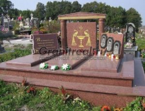 Памятники на три могилы