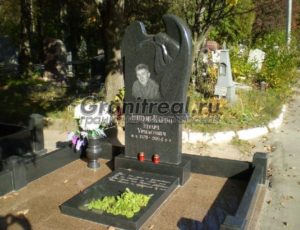 Памятники со скорбящей матерью