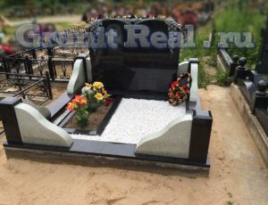 Отсыпка места захоронения гранитной крошкой